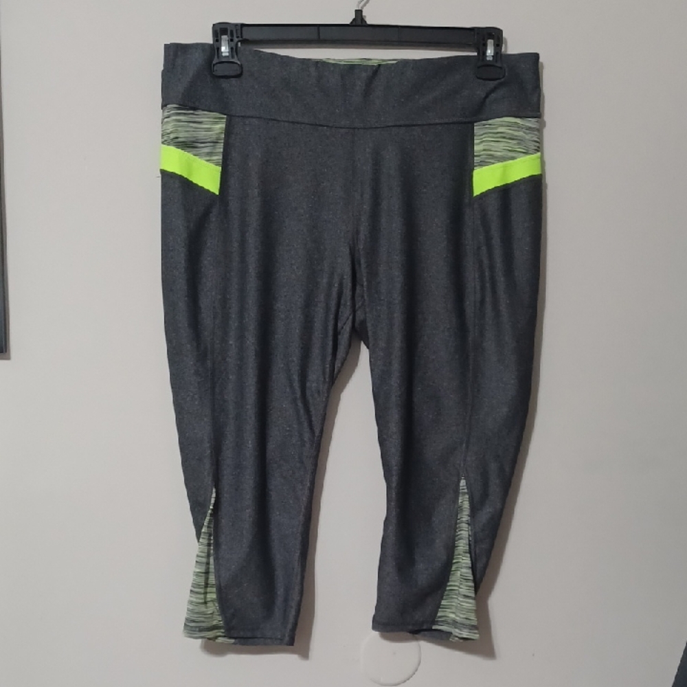 Xersion Charcoal Gray Capri Leggings with Neon Lime Trim. NWOT.Size XL